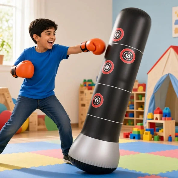 الكيس يميل بعد الضربة ويرجع واقف والولد يضحك